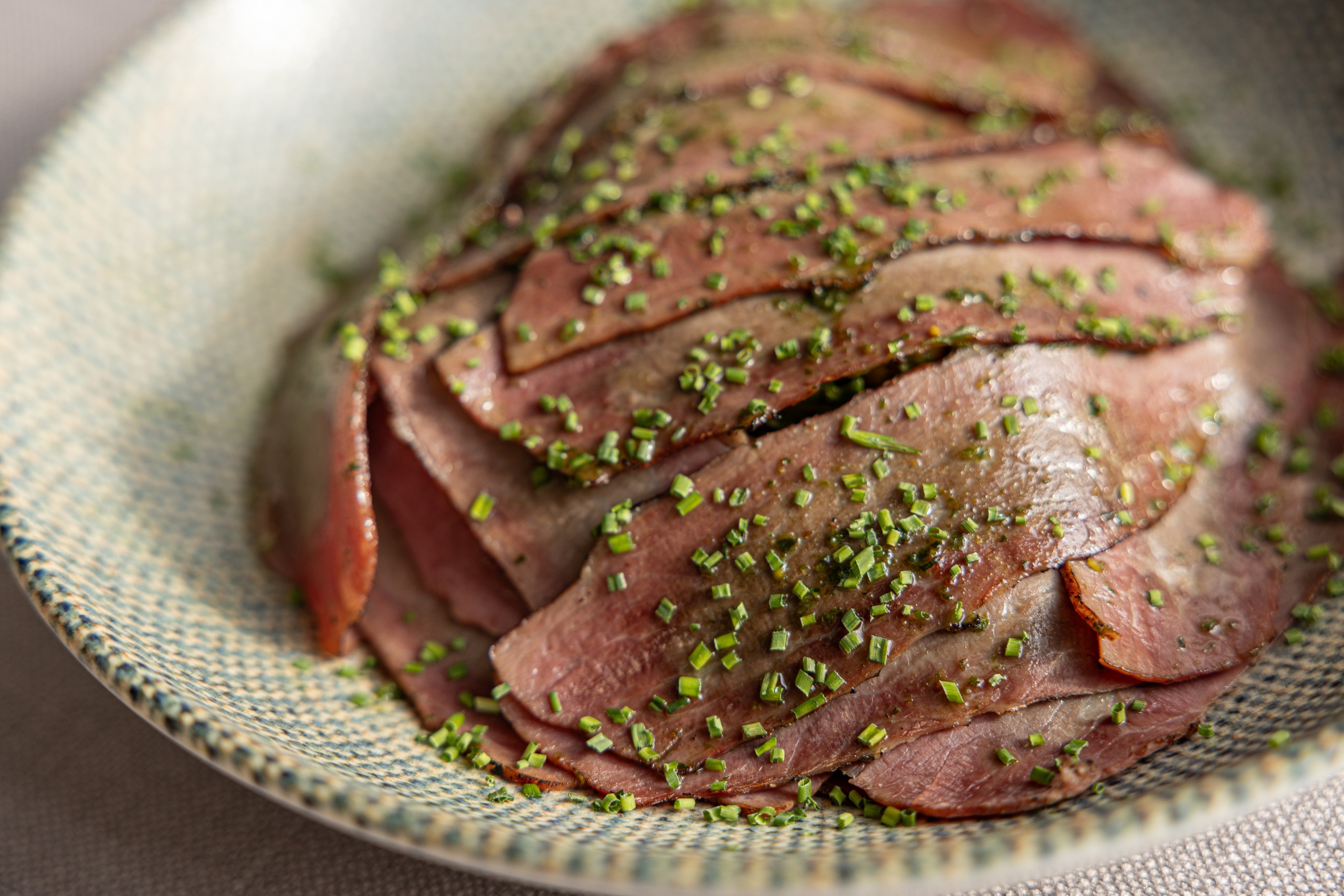 烟熏牛肉和香蒜酱混合沙拉